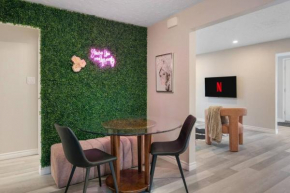 Chic House with King Bed, Walk To Dining and Starbucks
